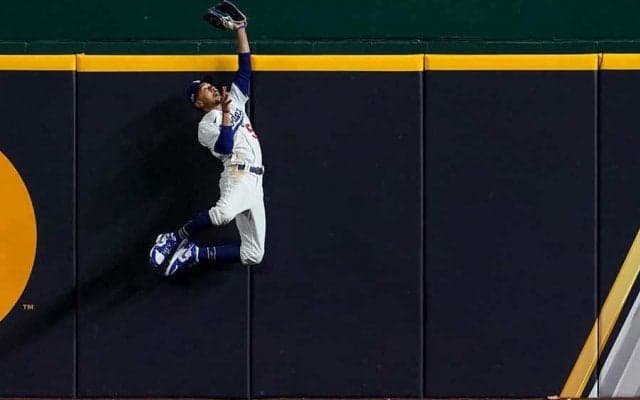【MLB 優勝決定S】ドジャース、385億円ベッツがまた超人キャッチ　負ければ終戦の大一番で“本塁打強奪”