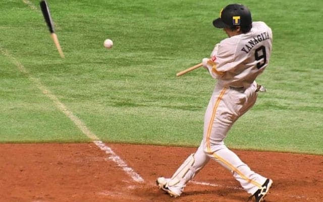 折れたバットが右翼前まで…鷹・柳田の“規格外”怪力にファン衝撃「おかしいだろ」