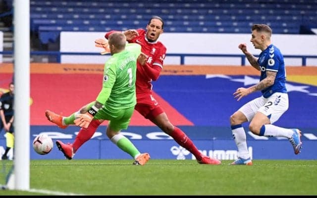 ファン・ダイクに対するピックフォードのファウルは不問に…FAが決定