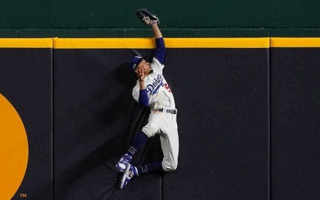 【MLB 優勝決定S】「なんて化け物だ」Aロッドも驚き隠せず…ド軍ベッツの“本塁打強奪”に米称賛の嵐