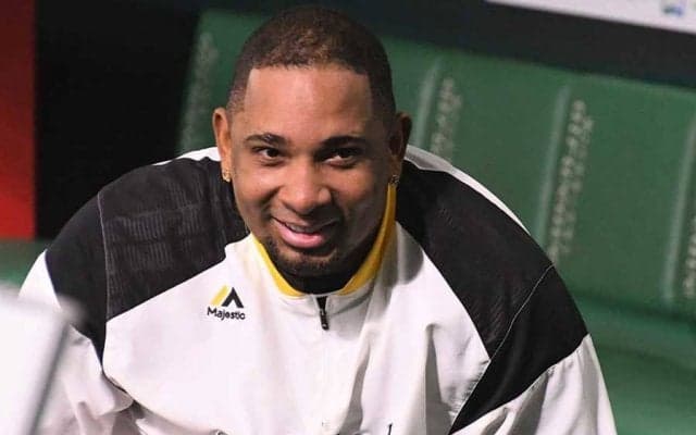 鷹バレンティン、試合前の円陣で鼓舞も…　ナインの注目はネックレス？　「えぐいな…」