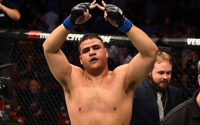 120kg男の飛び膝炸裂　UFCヘビー級の失神KO劇に海外再熱狂「これは危険」「痛そうだ」
