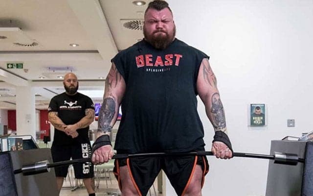 1日6食、7000kcal摂取　“世界最強の怪力”の食生活とは…妻証言「通常の皿ではダメ」