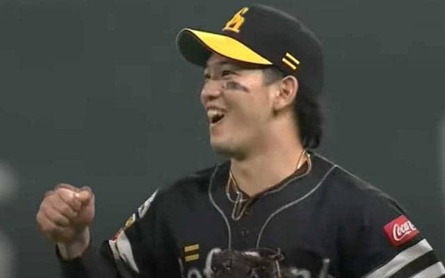 強肩捕手が完璧補殺！　ハム中田もお手上げ、鷹栗原の“マロン砲”に球場どよめき