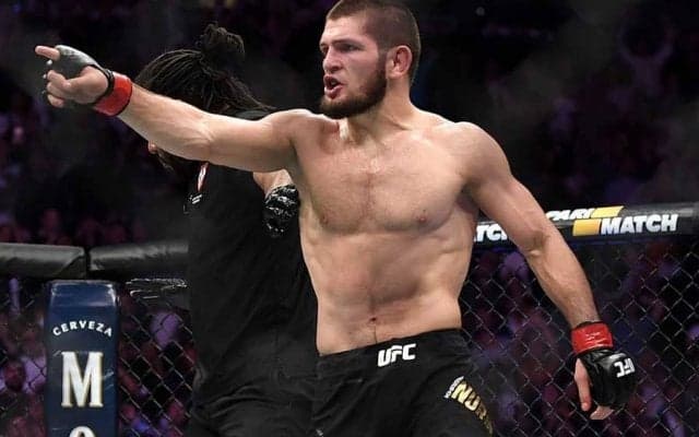 UFC最強王者、2万円超“究極のマスク”姿に海外反響「バットマンだ」「どこで買える？」