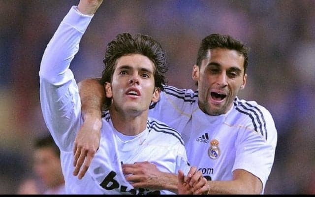 カカが初めてのマドリッド・ダービーで決めた、相手の一瞬の隙を突く美しいロングシュート【インクレディブル・ゴールズ】