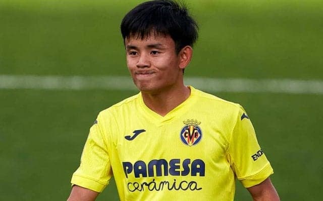 久保建英、187cmDFと凸凹コンビ結成　“鬼ごっこ”に海外笑撃「可愛い」「親子みたい」