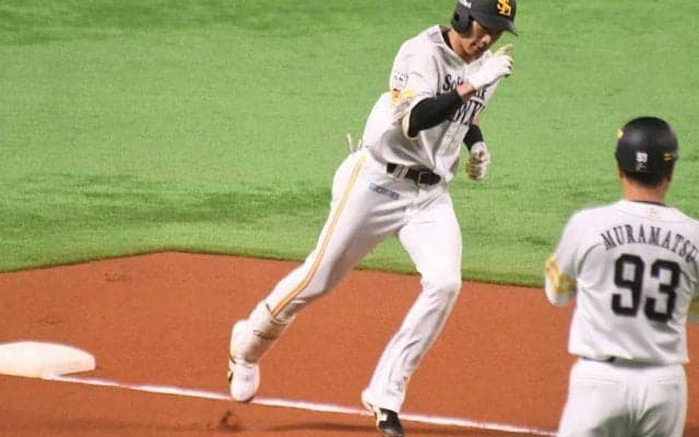 鷹・柳田、衝撃の泳ぎながらスタンドイン！　驚愕の28号2ランで浅村に3本差