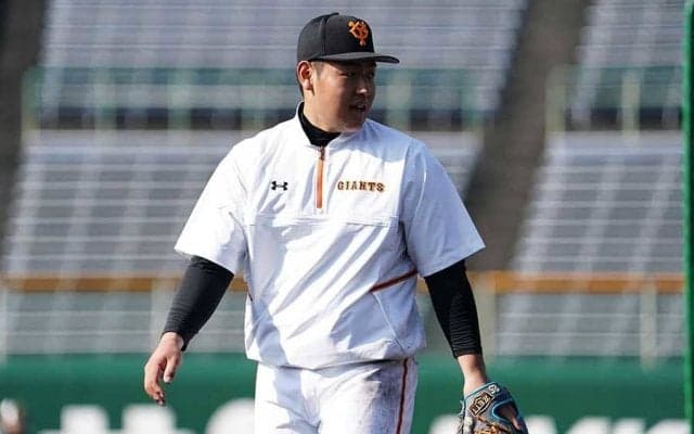「完全にメジャー級」　巨人岡本、球場どよめいた“横っ飛び片膝スロー”の超美技