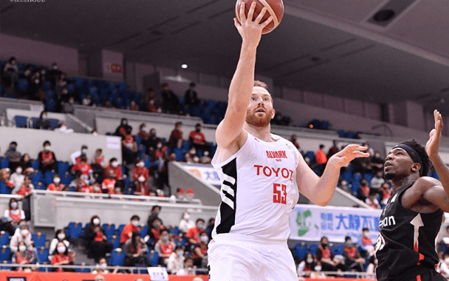 アルバルク東京が大阪エヴェッサに28点差の快勝、カークが今季最多の30得点