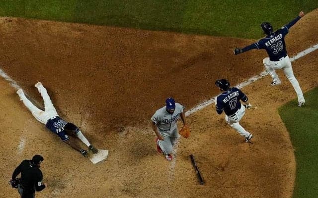 【MLB】レイズ“ずっこけ生還”で逆転サヨナラ　WS奇跡の結末に米ファン大興奮「何だこりゃ!!!」