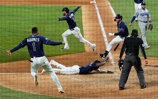 【MLB WS】ファンブル→転倒→後逸…ドタバタサヨナラ激勝レイズ　殊勲フィリップスを指揮官絶賛
