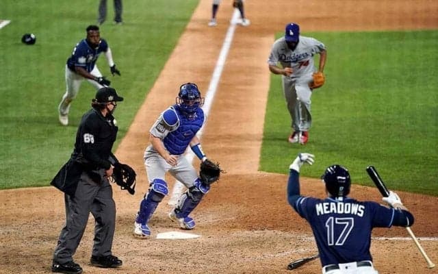 【MLB WS】走者転倒で絶好の挟殺チャンスも…まさかのサヨナラ後逸にド軍指揮官「不運としか」