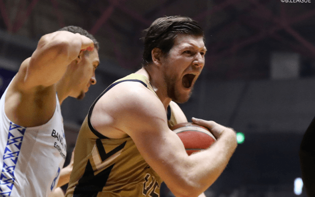 琉球ゴールデンキングスが7連勝、今村佳太とクーリーが連続得点をマークし逆転勝利に貢献