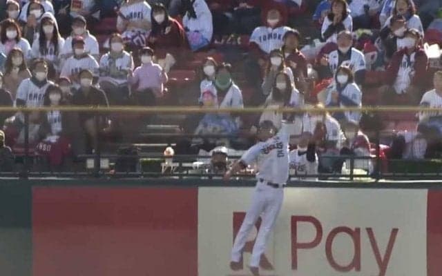 「これは銅像たてられるレベル」　楽天・田中和の超絶“本塁打キャッチ”にファン驚愕