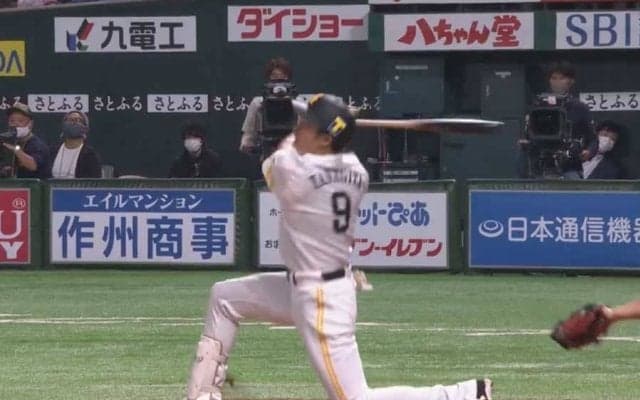 片膝ついてフェン直「山川が引いてるやん…」　鷹柳田の“変態二塁打”にファン衝撃