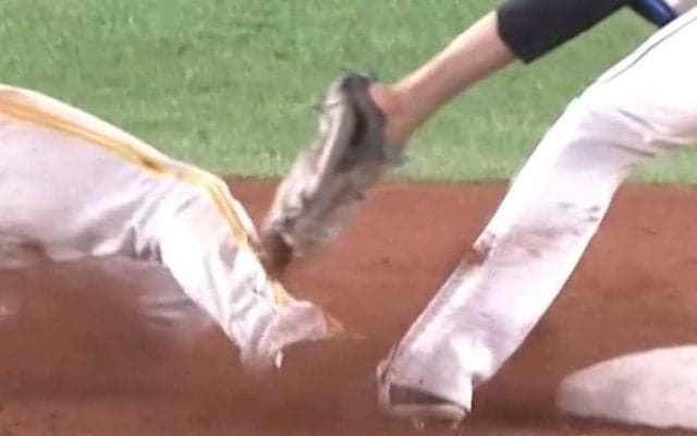 周東の盗塁止めた西武源田の絶妙“神タッチ”　一瞬の判断にファン「すげぇなー審判」