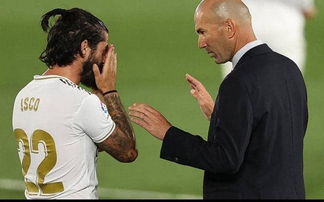 イスコ、ジダンの起用法に不満？　クラシコ試合前の同僚への発言が中継映像に…
