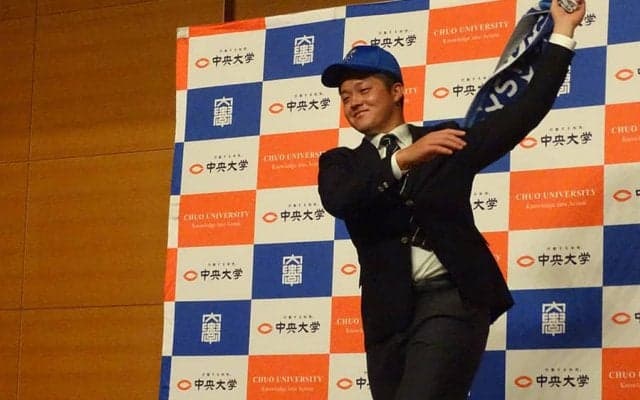 【ドラフト】破けたズボンで晴れ舞台？　爆笑さらったDeNA2位の中大・牧が秘めるパフォ力