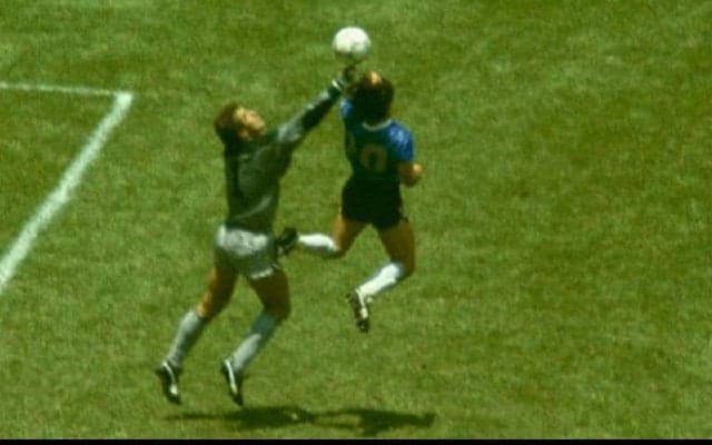 “神の手”の持ち主マラドーナ、還暦のプレゼントに欲しいものを聞かれ「今度は“右手”で」