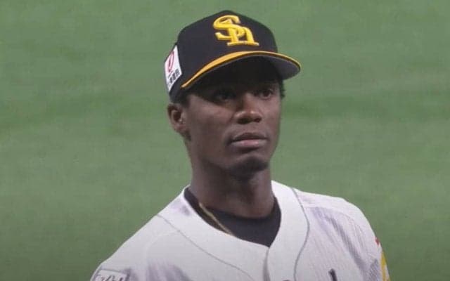 「直球でミット破壊…」　鷹モイネロ、甲斐のミット粉砕した衝撃の1球に球場どよめき