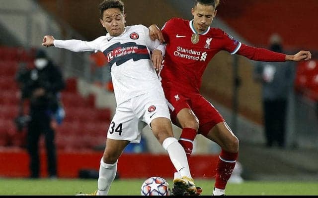 癖が強い!　ミッティラン交代選手のユニの着方が話題に