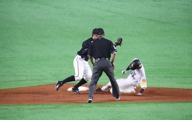 「最高に意味分からん盗塁」鷹周東、牽制もノンストップで逃げ切る二盗に球場騒然