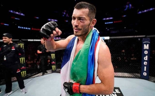 マウスピースが吹き飛ぶ　UFCの一撃失神KOが400万再生大反響「凄いコンボ」「容赦ない」