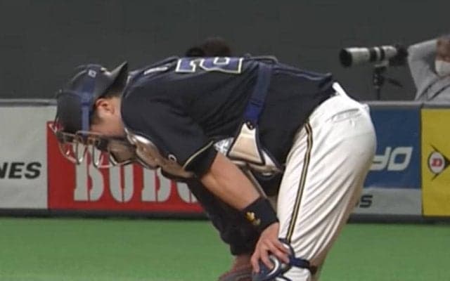 強烈ファウルチップが急所直撃…オリ伏見の“悶絶映像”にファン心配「伏見の伏見が…」