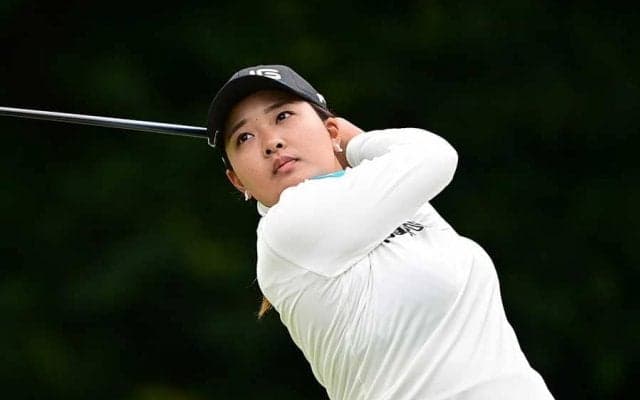 前年女王の鈴木愛は32位発進　ツキなく波乗れず「うーん…全部うまいこといかん」