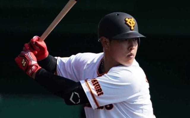 勝てばリーグ連覇の巨人、5回終了で同点　4番岡本が軽く片手で叩き込む28号2ラン