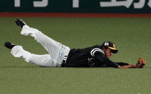まるでギータ？　鷹・柳町の超人的ダイビング＆好送球にファン「すげーやつ出てくるな」