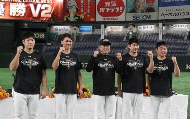 巨人連覇の4番・岡本が衝撃の片手弾　専門家が解説する「三冠打法」の極意