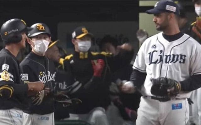 初安打初打点の鷹柳町、西武メヒアの“焦らし祝福”にファン「やりとり可愛い」