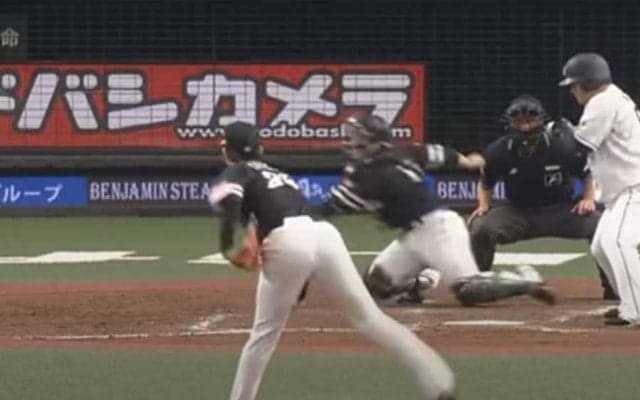 「おかわり君の表情よ」　暴投カーブ止めた鷹甲斐“超絶キャッチ”に西武中村も驚き