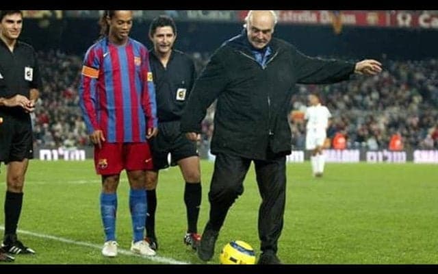 バルサが初代『007』コネリーさんを追悼...2005年にカンプノウに登場