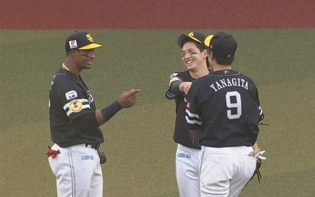 「イケメンすぎて眩しい」西日で試合中断…鷹の外野3人衆の“ヒソヒソ”に注目