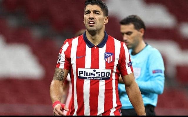  “のぞき”は許されない、VARを盗み見たスアレスがスポーツマンシップに反してイエローカード