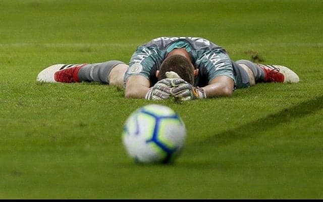 30秒で天国から地獄へ…！試合終了間際、決死の攻撃参加から劇的ゴールを決めたGKを悲劇が襲う！