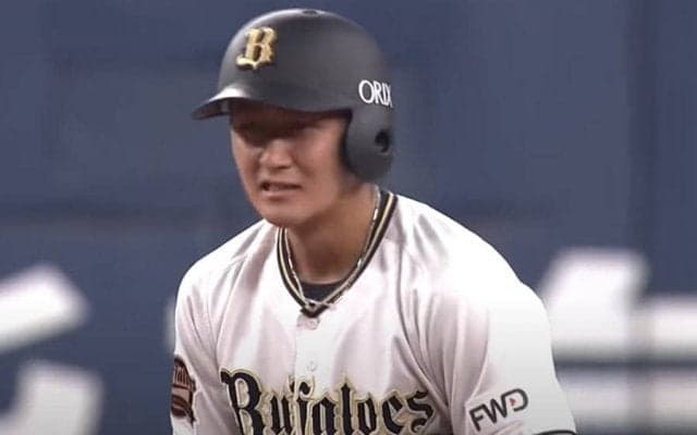 プロ初白星のオリ宮城が「泣きそう？」　同期紅林の決勝打見届ける表情に注目