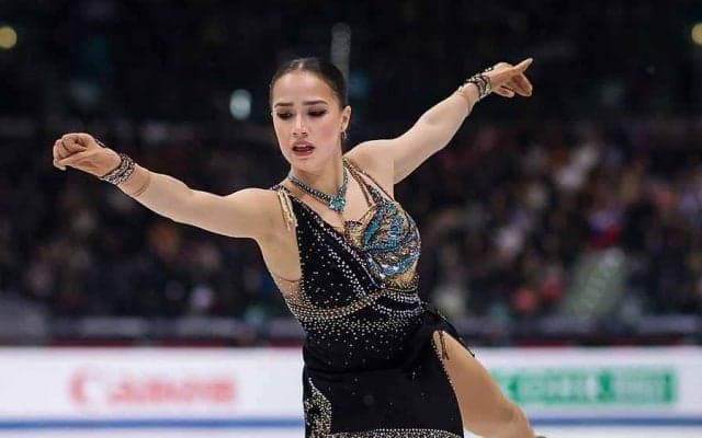 ザギトワ、新衣装公開　情熱の赤＆シックな紺に反響「似合ってる」「とても美しい」