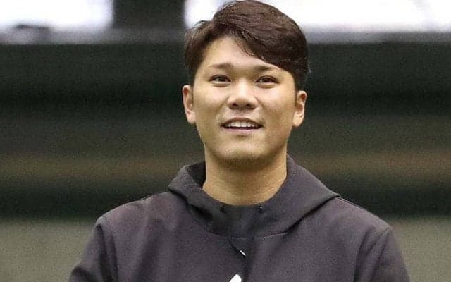 偉業達成の坂本も思わず爆笑…会見中に巨人ナインが仕掛けた“襲撃”サプライズ