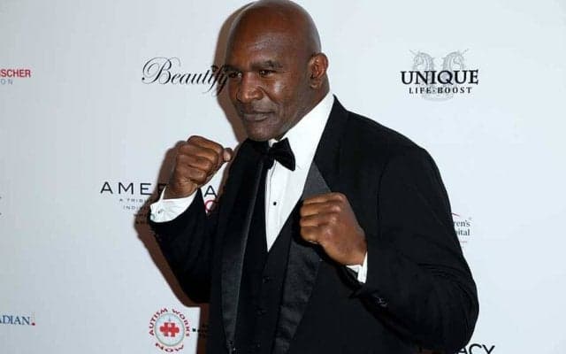 “還暦目前”ホリフィールド、逞しい広背筋のミット打ち28発に米反響「なんて野獣だ」