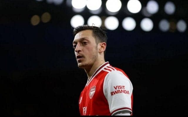 完全戦力外のエジルが自宅での自主トレ映像を公開…低迷が続くチームにファンの間では待望論も