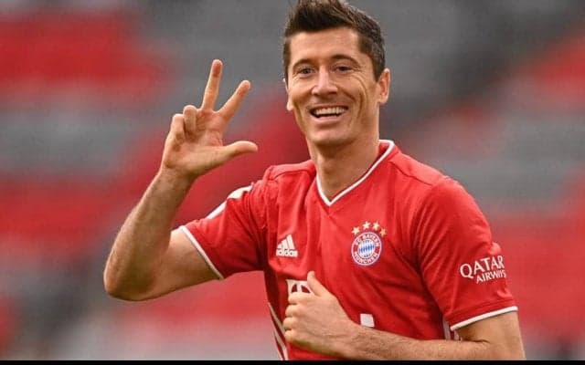 47戦55発で三冠達成のレヴァンドフスキがバロンドール受賞!? 粋な計らいにニンマリ