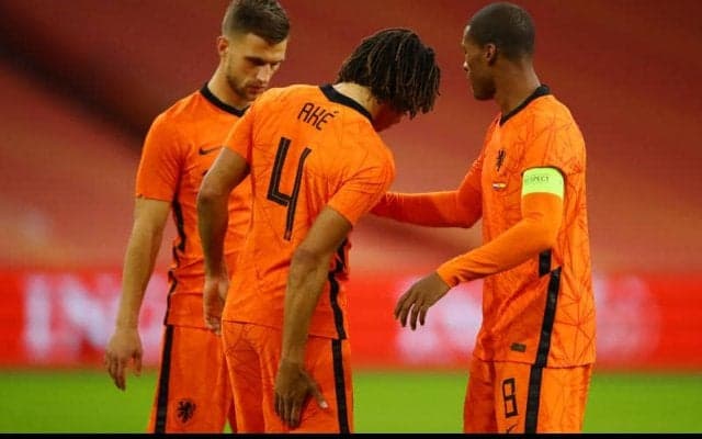 悪い予感が的中…シティDFアケが5分で負傷、オランダ代表監督も収益優先の考えに苦言「この試合は必要なかった」