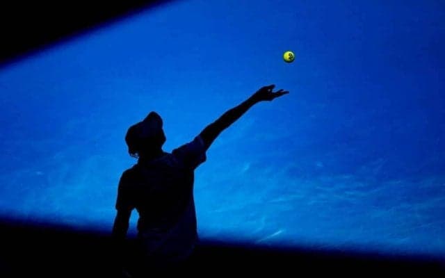 まさかこのコートで！？無理矢理テニスする姿に爆笑。「自分のゲームができた」と冗談