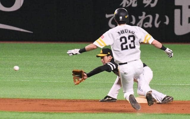 鷹・周東が2回も刺された！　“甲斐キャノン”ならぬ“海キャノン”が猛アピール