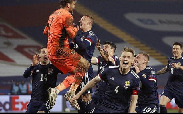 スコットランドをユーロに導いた英雄GKの振る舞い話題!　VAR確認後、勝利確信の魂の咆哮