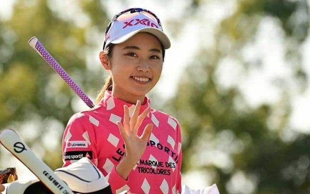 19歳安田祐香、キャディーの姉と並んだ“似すぎ2ショット”に反響「見分けつかない」